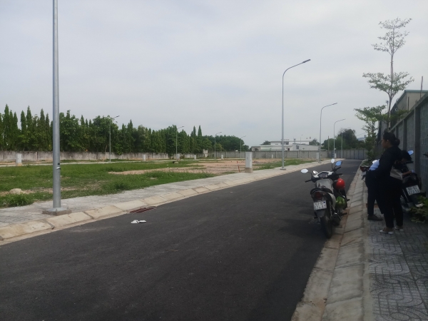 Tôi có 1 số lô đất cần bán DT: 4x14m, 6x15, 5x20m … nằm gần ngã tư nguyê thị lắng hồ văn tắng